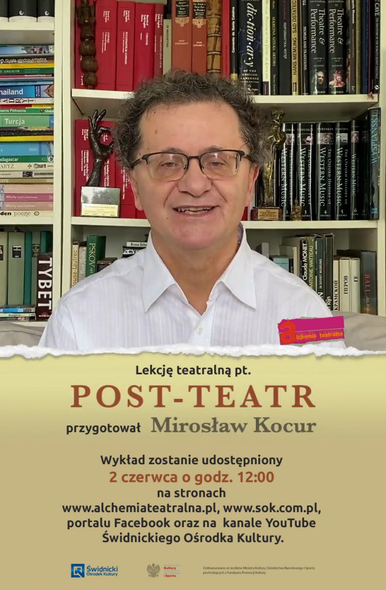 Profesor Mirosław Kocur na tle domowej biblioteczki