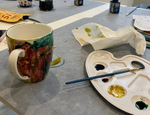 Malowanie kubków w ramach Warsztatów Familijnych